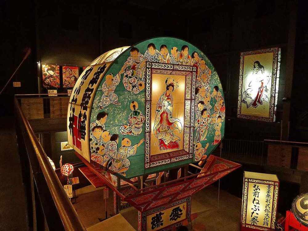 大きなねぷたを見て、祭りを身近に