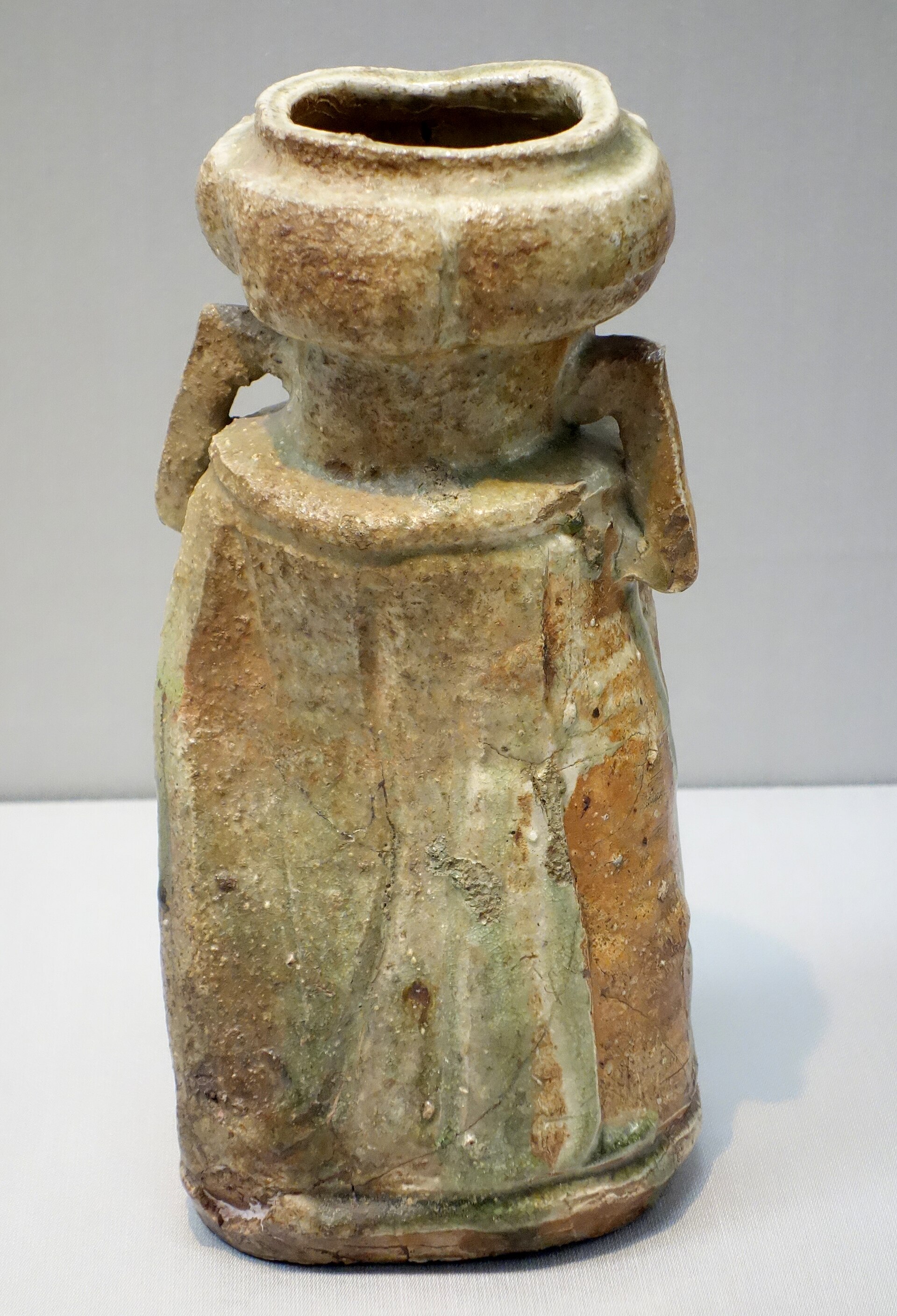 伊賀焼の耳付き花入（17世紀）。東京国立博物館の展示作品です。