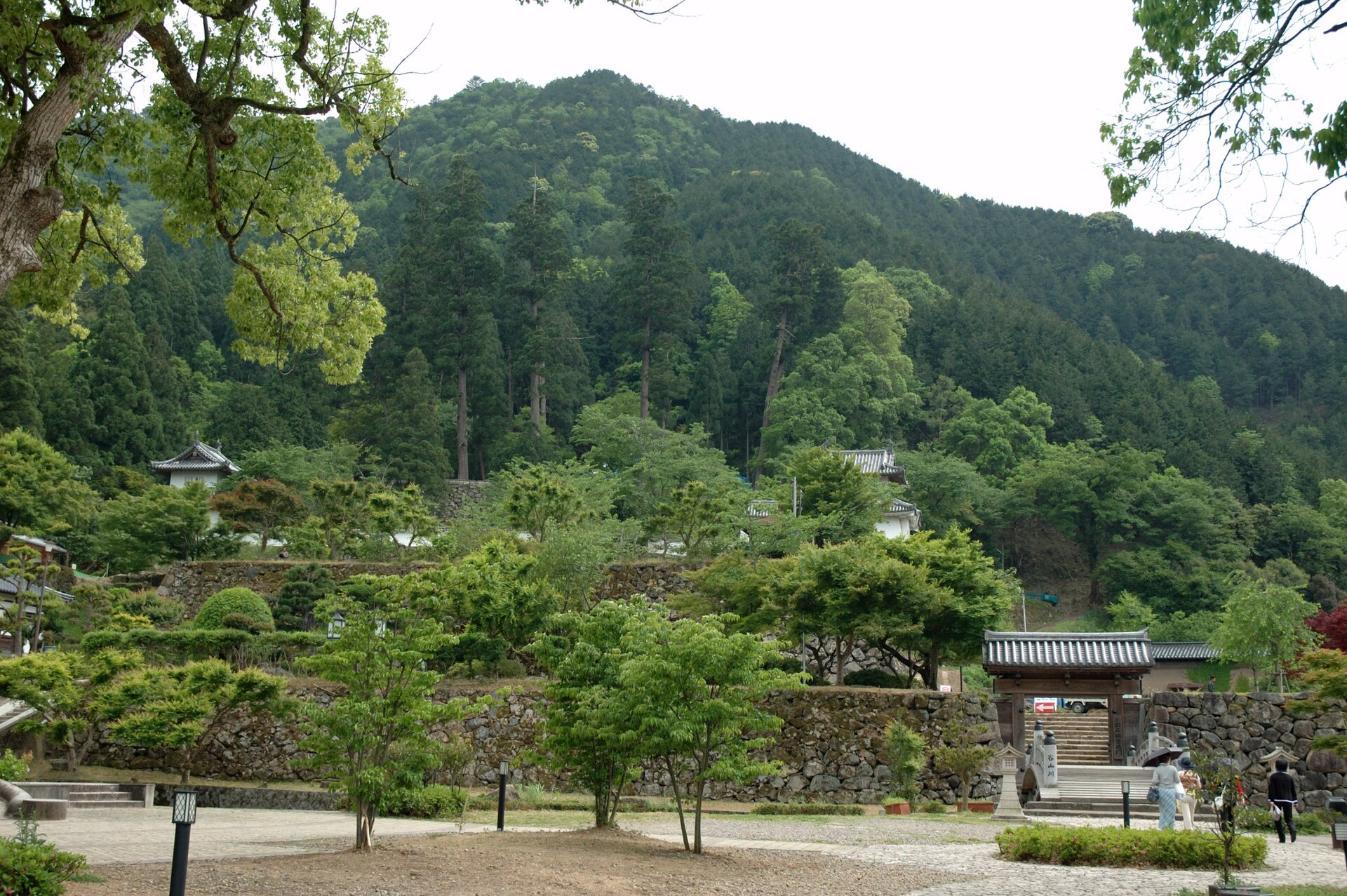 出石城の全景。出石焼を見に行く旅で立ち寄れる城下町の風景です。