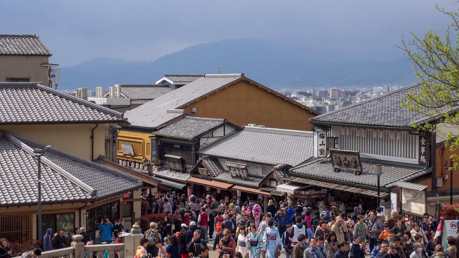 京都・東山の清水寺へ続く実際の門前通り