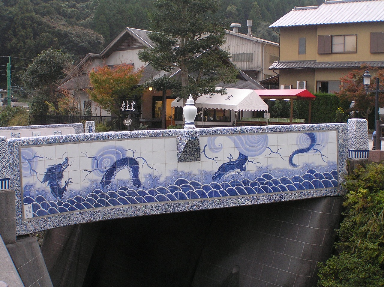 大川内山の鍋島焼で装飾された橋
