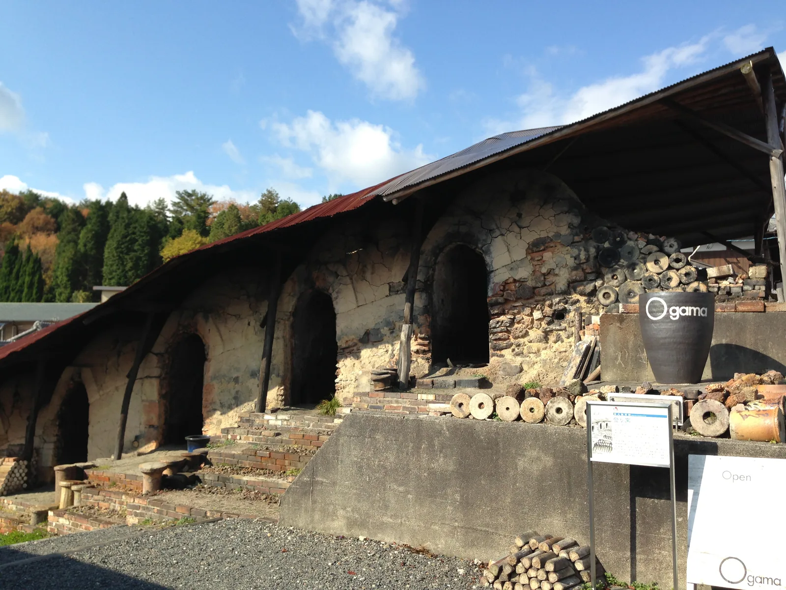 信楽の明山窯跡に残る登り窯