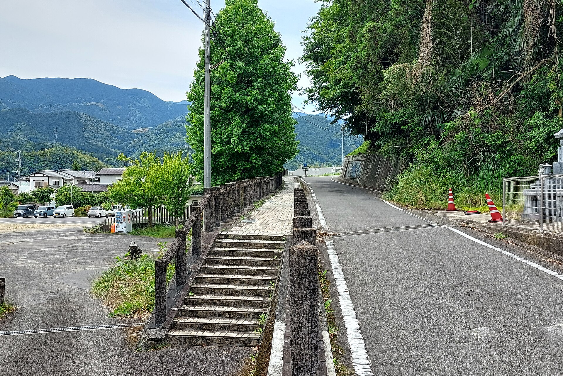 砥部町大南の陶板の道