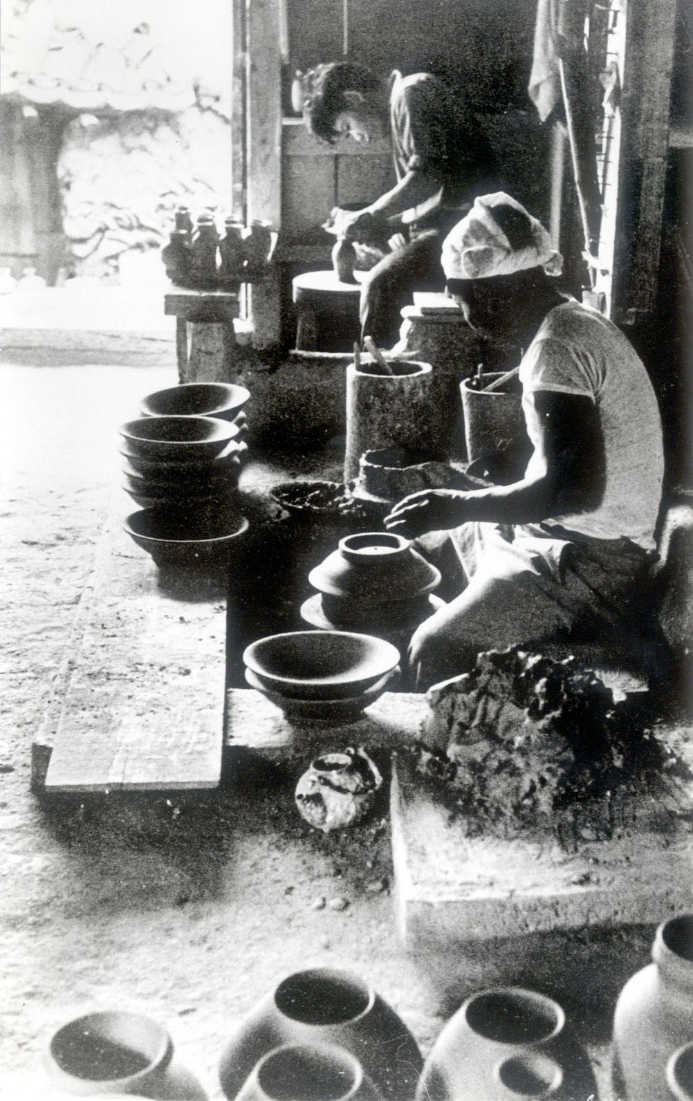 戦前の那覇で撮影された壺屋焼の制作風景。那覇市の歴史資料に基づく写真です。